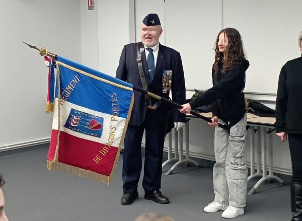 Lola porte-drapeau avec M. Devornique